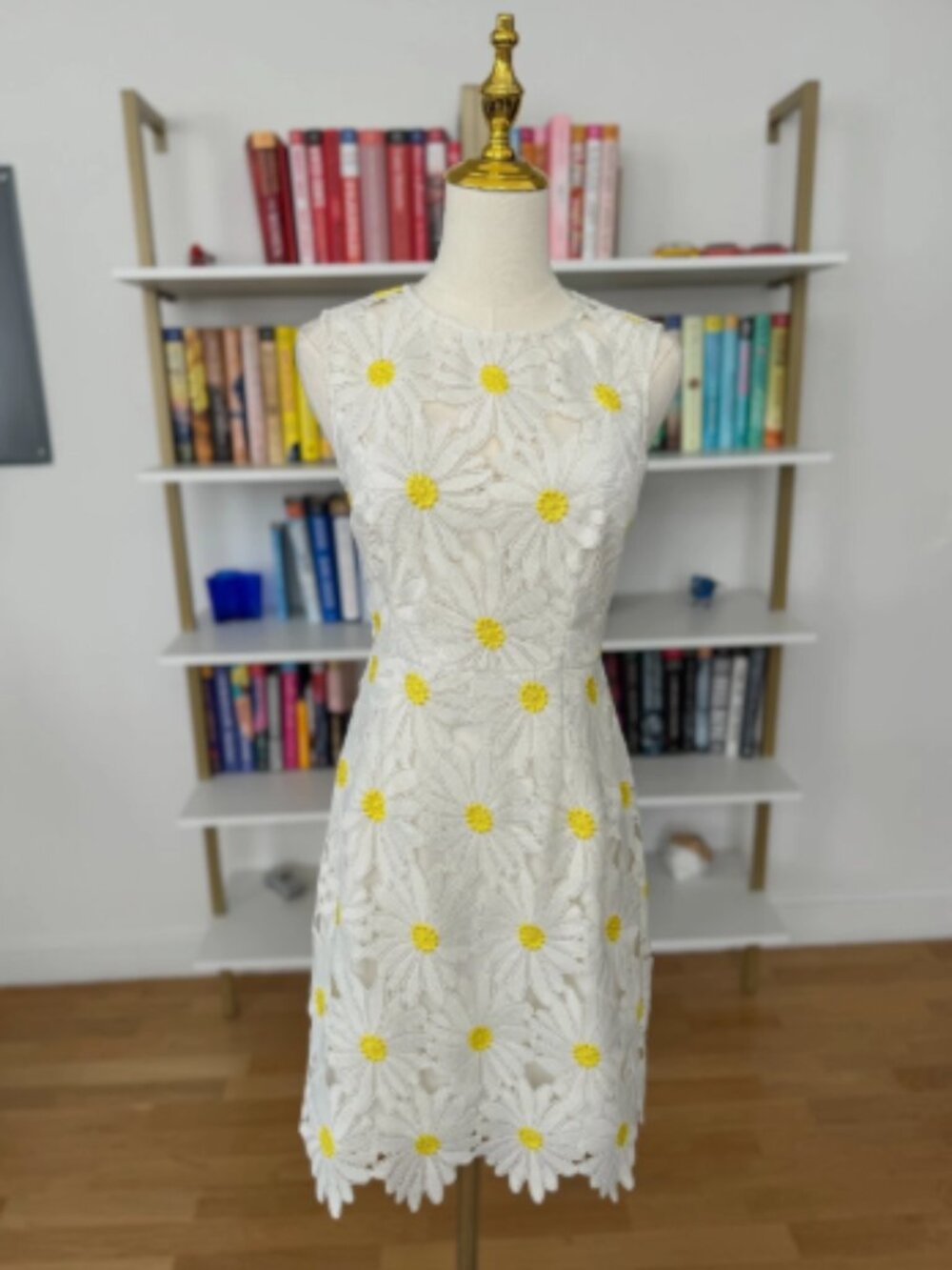 Sleeveless Lace Hutch Minidress, EUC, Size 2, Ivory & Yellow Daisy Floral